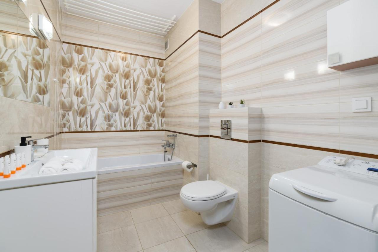 Czarnieckiego With Balcony By Renters Apartment *